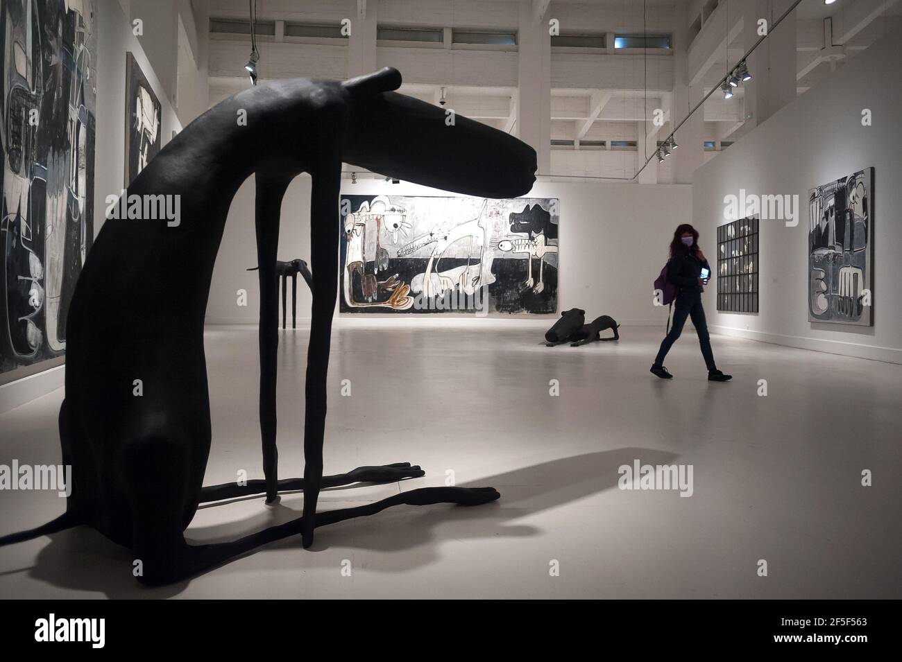 Malaga, Spagna. 26 Marzo 2021. Un giornalista visto camminare di fronte a dipinti e sculture esposte durante l'apertura della mostra al Centro d'Arte Contemporanea. Artista spagnolo Rafael Macarron, mostra la sua prima mostra individuale 'vince' in un museo spagnolo con quindici opere, di dipinti, disegni e sculture di bronzo di grande formato. Ha partecipato a mostre collettive e individuali in Spagna e in altri paesi. La mostra si terrà dal 26 marzo al 6 giugno 2021. (Foto di Jesus Merida/SOPA Images/Sipa USA) Credit: Sipa USA/Alamy Live News Foto Stock