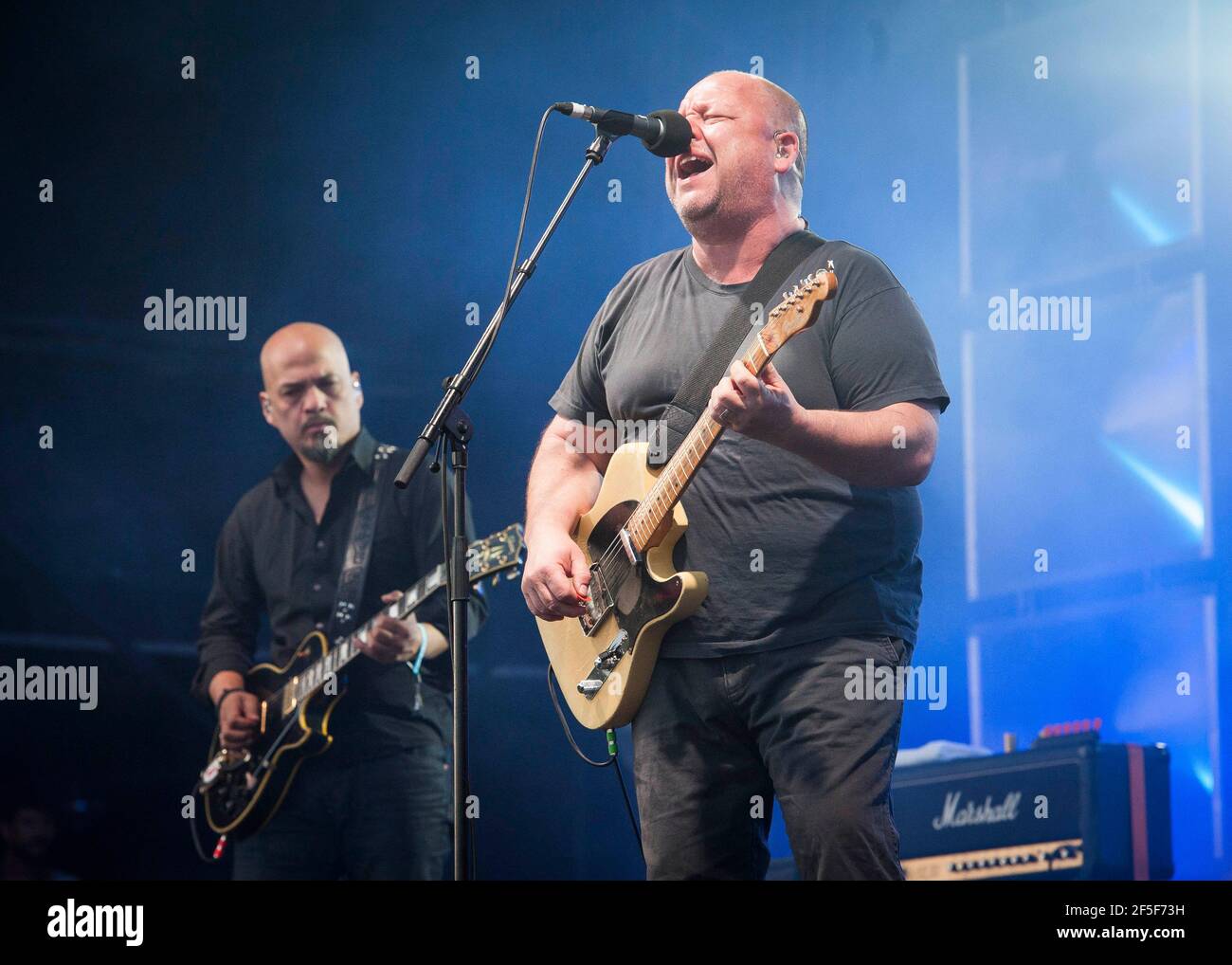 Black Francis e Joey Santiago dei Pixies giocano sul palco il secondo giorno del Field Day Festival 2014, Victoria Park - Londra Foto Stock