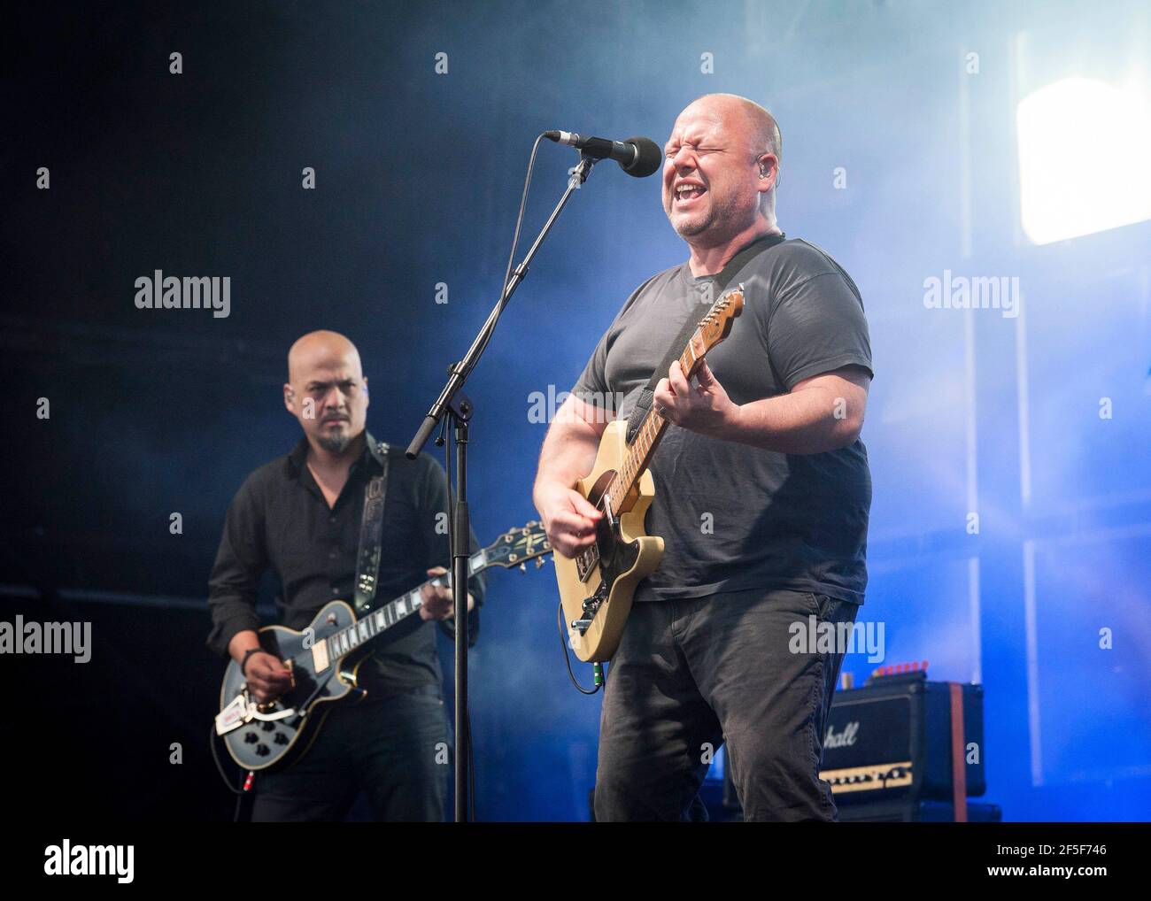 Black Francis e Joey Santiago dei Pixies giocano sul palco il secondo giorno del Field Day Festival 2014, Victoria Park - Londra Foto Stock