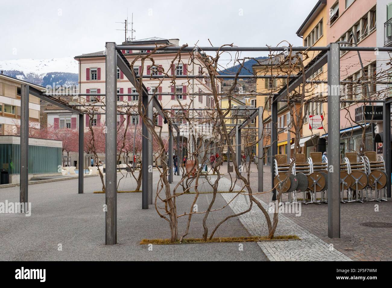 Sion, Svizzera - 13 marzo 2021: La vegetazione nella città. Rue de Rempart. Foto Stock