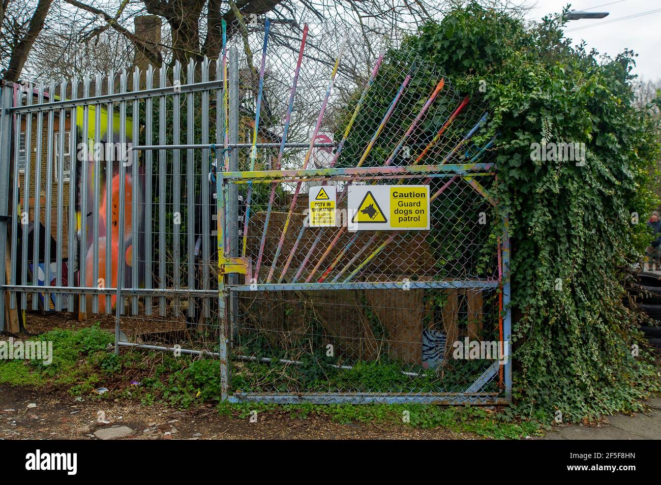 Sipson, Regno Unito. 8 Marzo 2021. Gli agenti dell'Enforcement del National Eviction Team sono arrivati al sito di Grow Heathrow questa mattina e hanno sfratto circa 15 squaters che vi abitano dal 2010. Gli attivisti hanno informato che un funzionario dell'alta Corte non era in loco e che la rete avrebbe violato la direzione pratica del Covid 55C, poiché i residenti anziani e vulnerabili vivevano sul sito. I bailiffs hanno dato ai squadratori nessun preavviso e soltanto due ore affinchè i squadratori rimuovano gli effetti personali. Gli attivisti sono stati lasciati in strada con i loro animali e con nessun luogo per andare. Credito: Maur Foto Stock