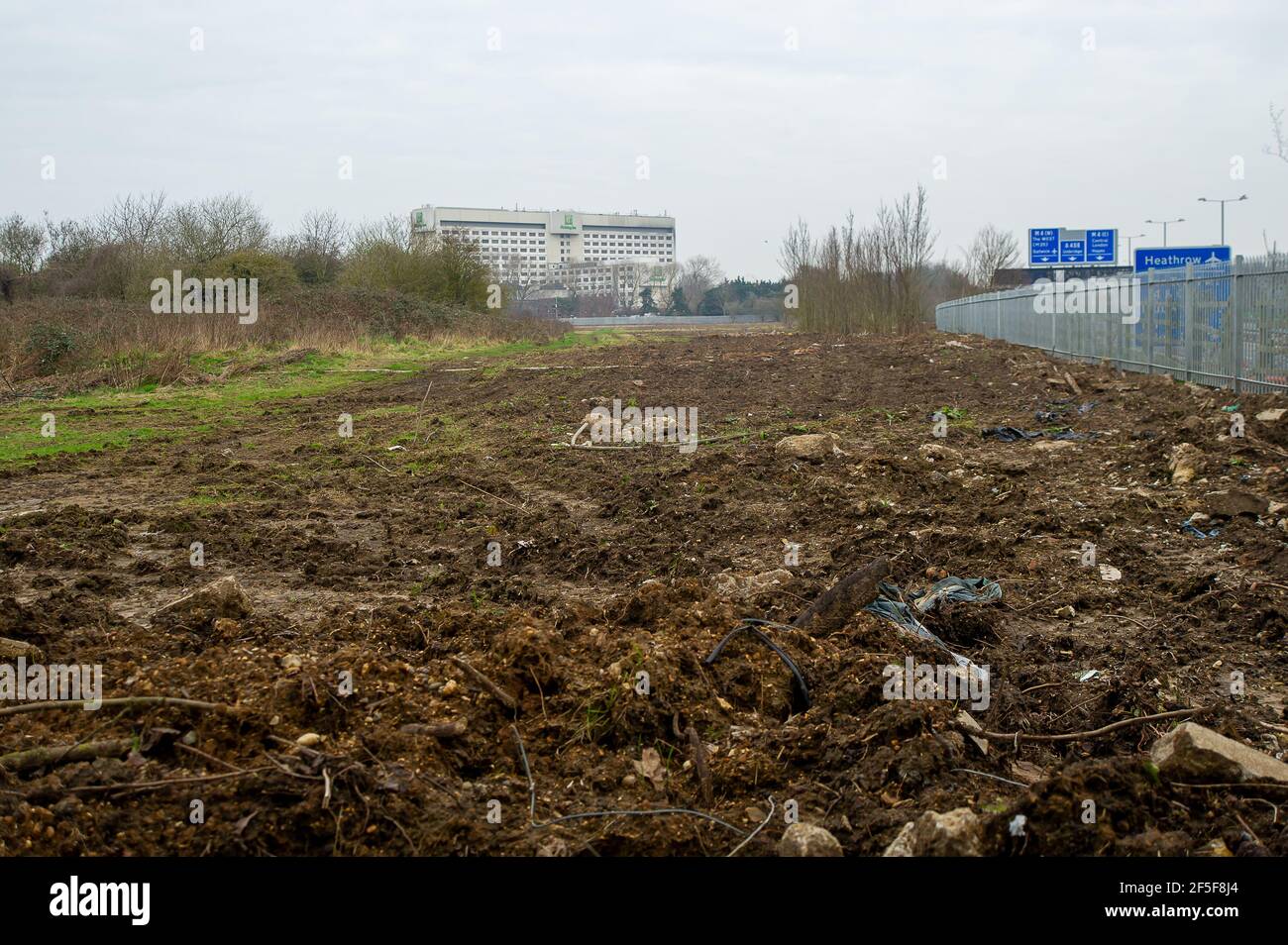 Sipson, Regno Unito. 8 Marzo 2021. Gli agenti dell'Enforcement del National Eviction Team sono arrivati al sito di Grow Heathrow questa mattina e hanno sfratto circa 15 squaters che vi abitano dal 2010. Gli attivisti hanno informato che un funzionario dell'alta Corte non era in loco e che la rete avrebbe violato la direzione pratica del Covid 55C, poiché i residenti anziani e vulnerabili vivevano sul sito. I bailiffs hanno dato ai squadratori nessun preavviso e soltanto due ore affinchè i squadratori rimuovano gli effetti personali. Gli attivisti sono stati lasciati in strada con i loro animali e con nessun luogo per andare. Credito: Maur Foto Stock