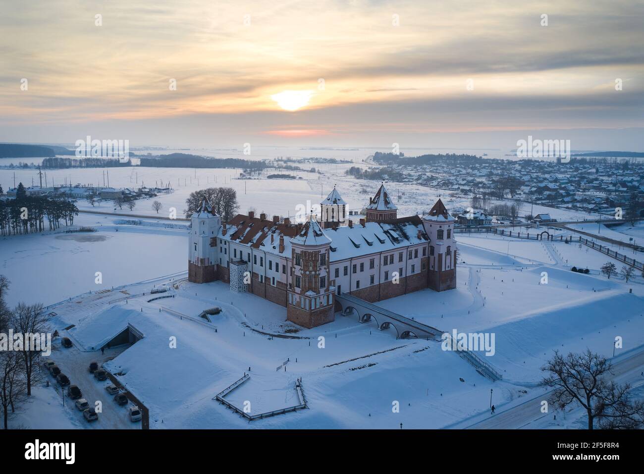 MIR, BIELORUSSIA - 22 gennaio 2021: Castello medievale a Mir, Bielorussia. Patrimonio dell'umanità dell'UNESCO. Scena invernale con neve. Foto Stock