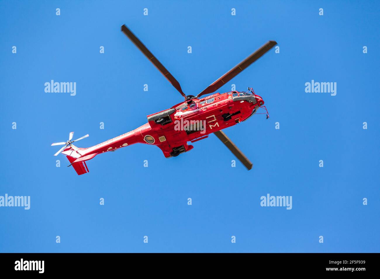Airbus Helicopters H215, noto anche come S332 Super Puma, del servizio di fuoco ellenico, che sorvola Atene. Foto Stock