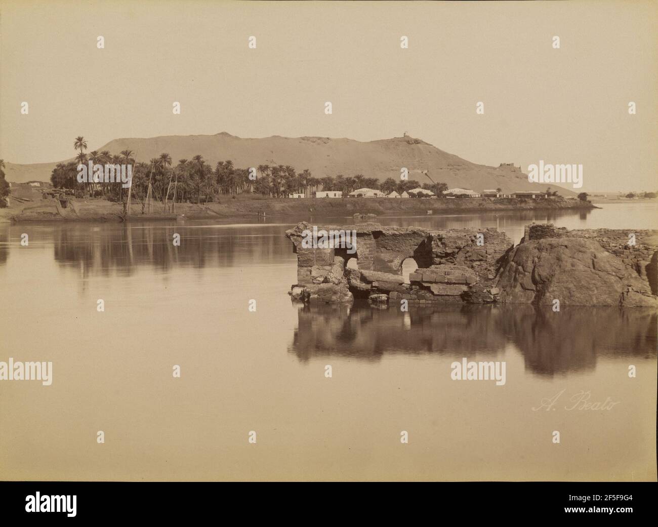 Isola Elefantina e le Terme Romane / Ile Elefantine et les Bains Romain. Antonio Beato (italiano, nato in Italia, circa 1835 - 1906) Foto Stock