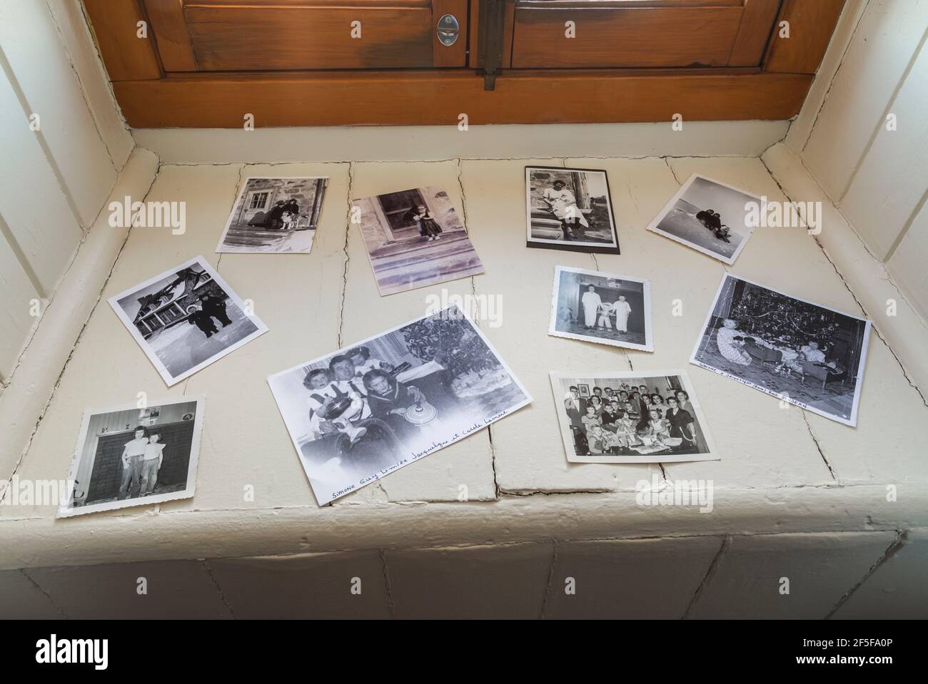Fotografie di famiglia in bianco e nero su tavola di legno verniciato bianco davanzale nella stanza dell'ufficio al piano superiore all'interno di un vecchio 1807 casa in stile cottage Foto Stock