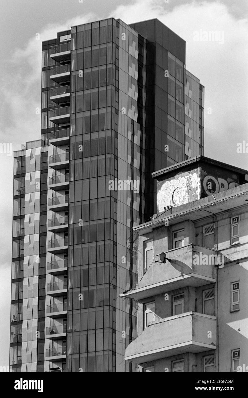 Il nuovo Skyline Apartments, Woodberry Down, North London UK, dietro un blocco consiglio parzialmente demolito durante il riqualificazione nel marzo 2021 Foto Stock