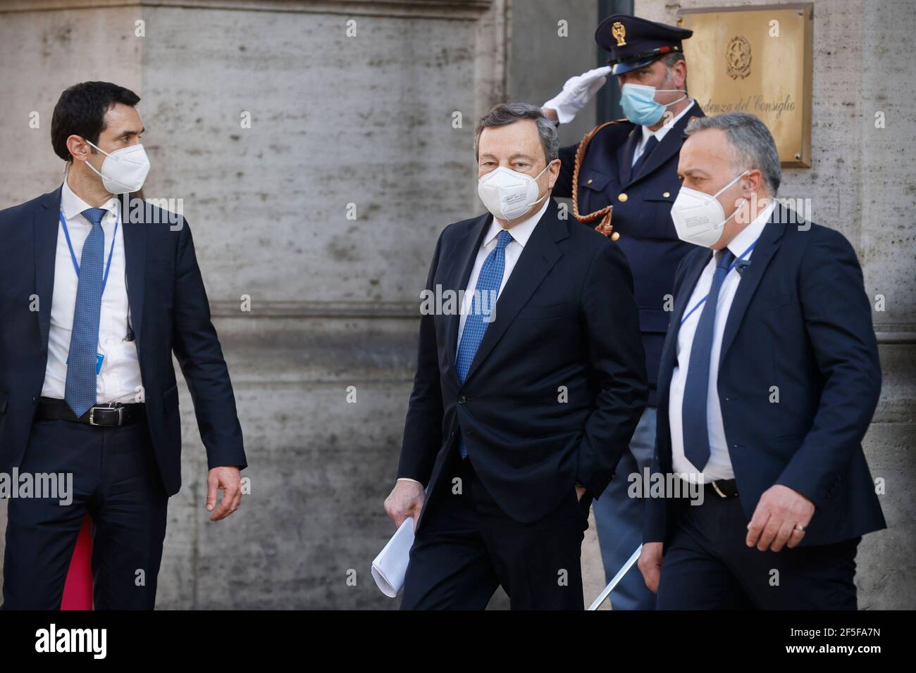 Roma, Italia. 26 Marzo 2021. Roma, 26 marzo 2021. Primo Ministro Mario Draghi alla fine della conferenza stampa Editorial Usage Only Credit: Independent Photo Agency/Alamy Live News Foto Stock