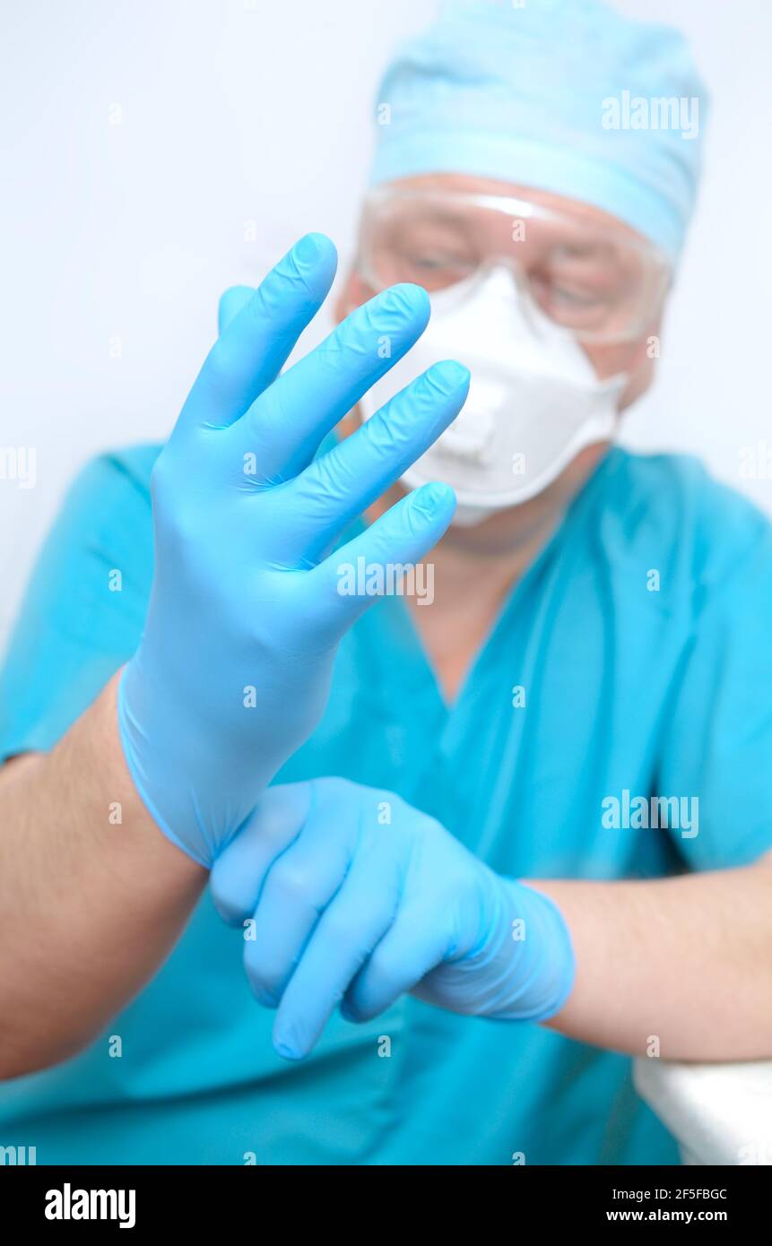 Il medico ha indossato guanti sterili. Preparazione all'intervento chirurgico Foto Stock