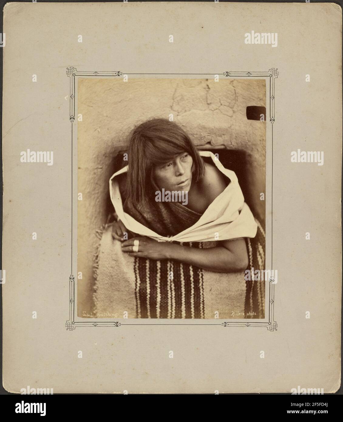 Zuni, guardando.. John K. Hillers (americano, 1843 - 1925) Foto Stock