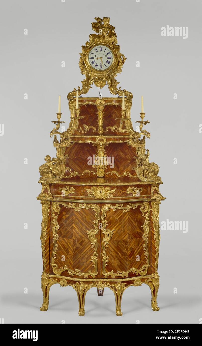 Armadietto angolare. Armadio angolare: Dipinto due volte con l'Amministrazione nazista/Zentralstelle f¸r Denkmalschutz (Ufficio centrale per la protezione dei monumenti) confisca numero 'AR 653' sul retro. Inscritto in polacco ìJosef Bone(k?) Poprawial w roku 1845,î che traduce a ìimproved nell'anno 1845,î sul fondo del cassetto centrale. Orologio: Primavera del treno d'urto firmato ìBuzot Aout 1744.î Graffiti graffiato sulla piastra anteriore ìRK. 1788 IE 28 Aprilis Kurk-hausy,î e sulla piastra del quadrante, ìmetez/cinq/pieds/gros/troux/Etienne LeÖ/AÖS/17/77.î Foto Stock