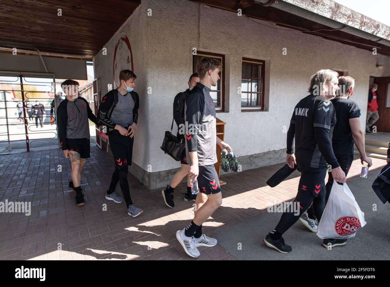 Bök, Ungheria. 26 Marzo 2021. I giocatori della Danimarca arrivano per una sessione di allenamento presso la struttura Bök di Bök durante il campionato UEFA EURO U-21. (Photo Credit: Gonzales Photo/Alamy Live News Foto Stock