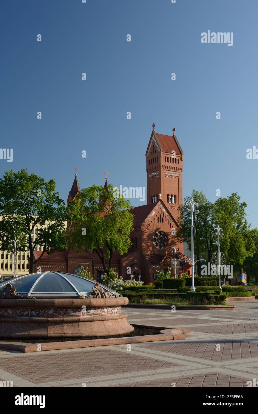 Minsk, Bielorussia - 13 maggio 2019. Chiesa dei Santi Simone ed Elena . Chiesa rossa in Piazza Indipendenza a Minsk. Foto Stock