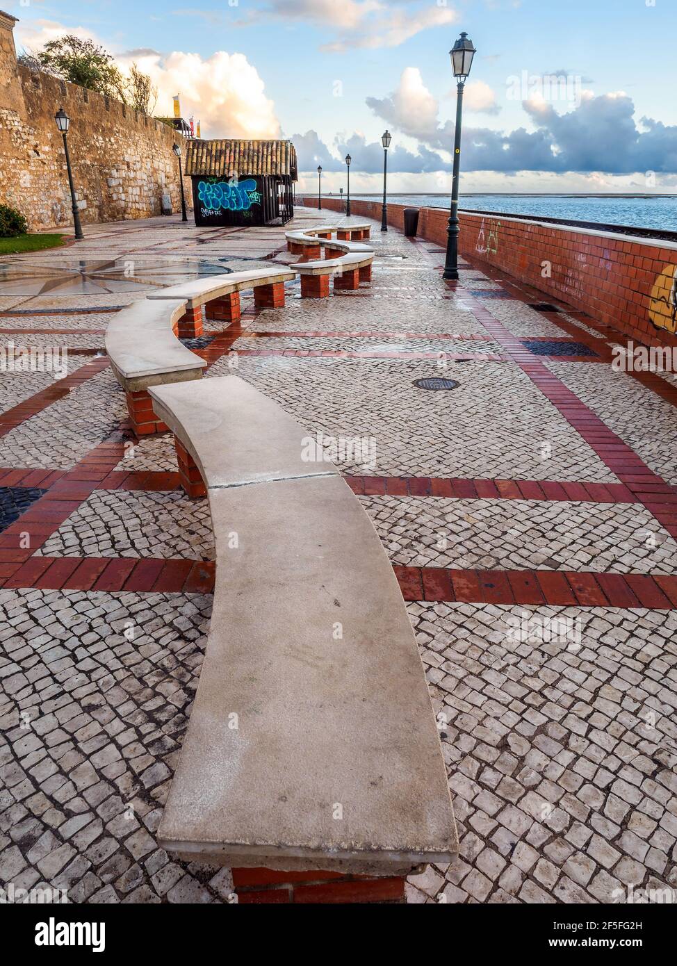 Passeggiata nel centro storico di Faro - regione dell'Algarve, Portogallo Foto Stock