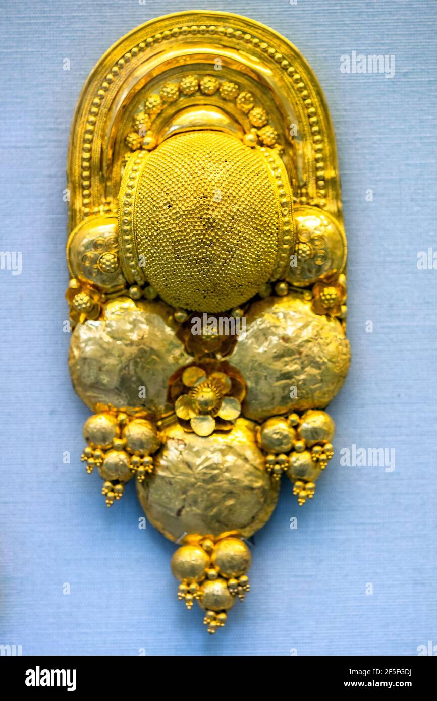 Orlatura in lamiera sottile decorata con borchie, grappoli di globi, rosette e filigrana etrusca 400-300 a.C. Foto Stock