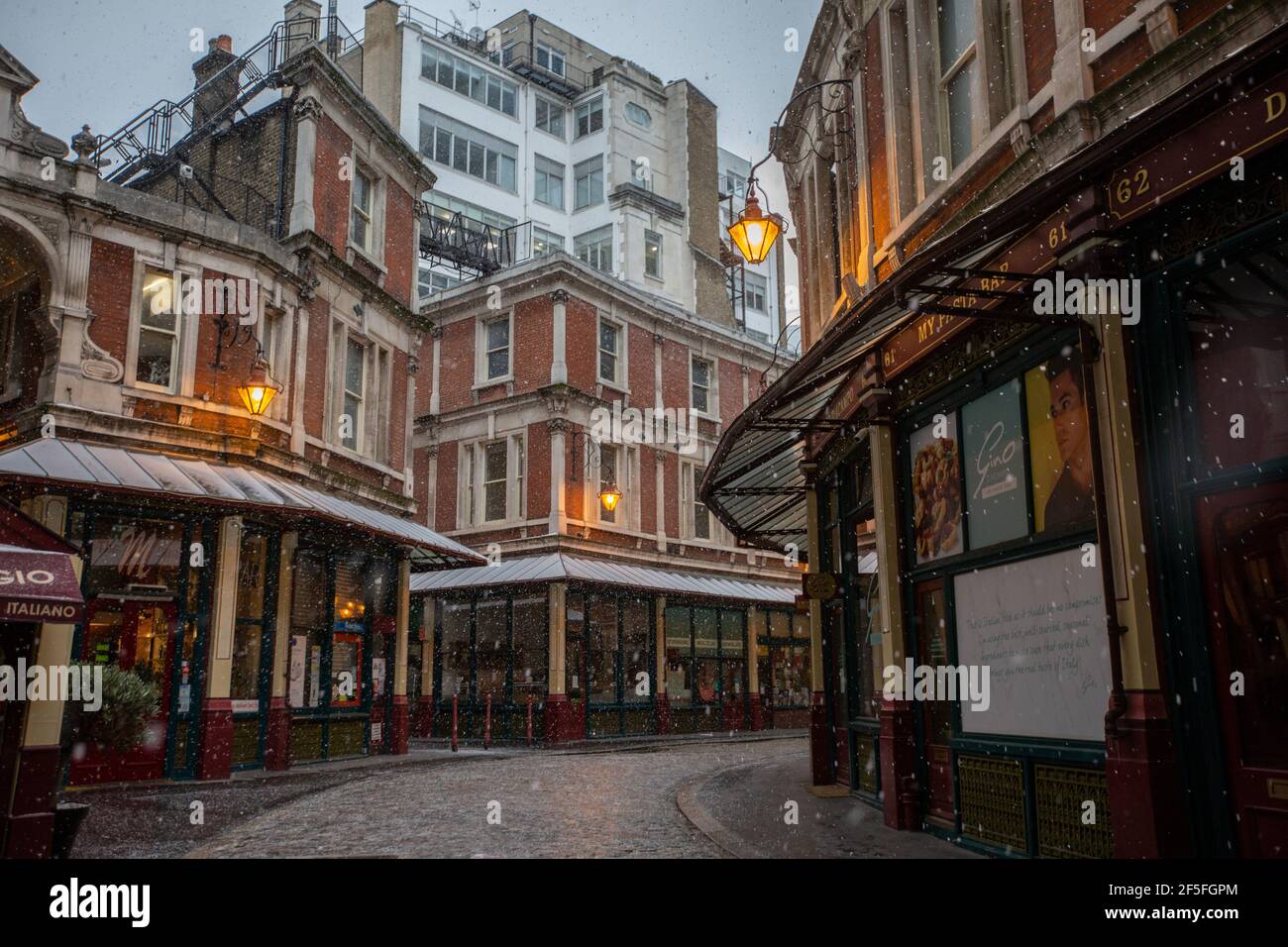 Leadenhall Market nella città di Londra si erge desertato durante i mesi invernali di chiusura del coronavirus del 2021, Inghilterra, Regno Unito Foto Stock