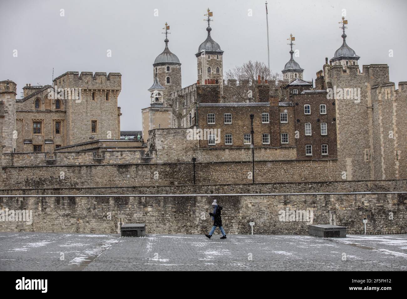 La Torre di Londra si è ricoperta di neve mentre le temperature di congelamento colpiscono Londra durante Storm Darcy, Londra, Inghilterra, Regno Unito Foto Stock