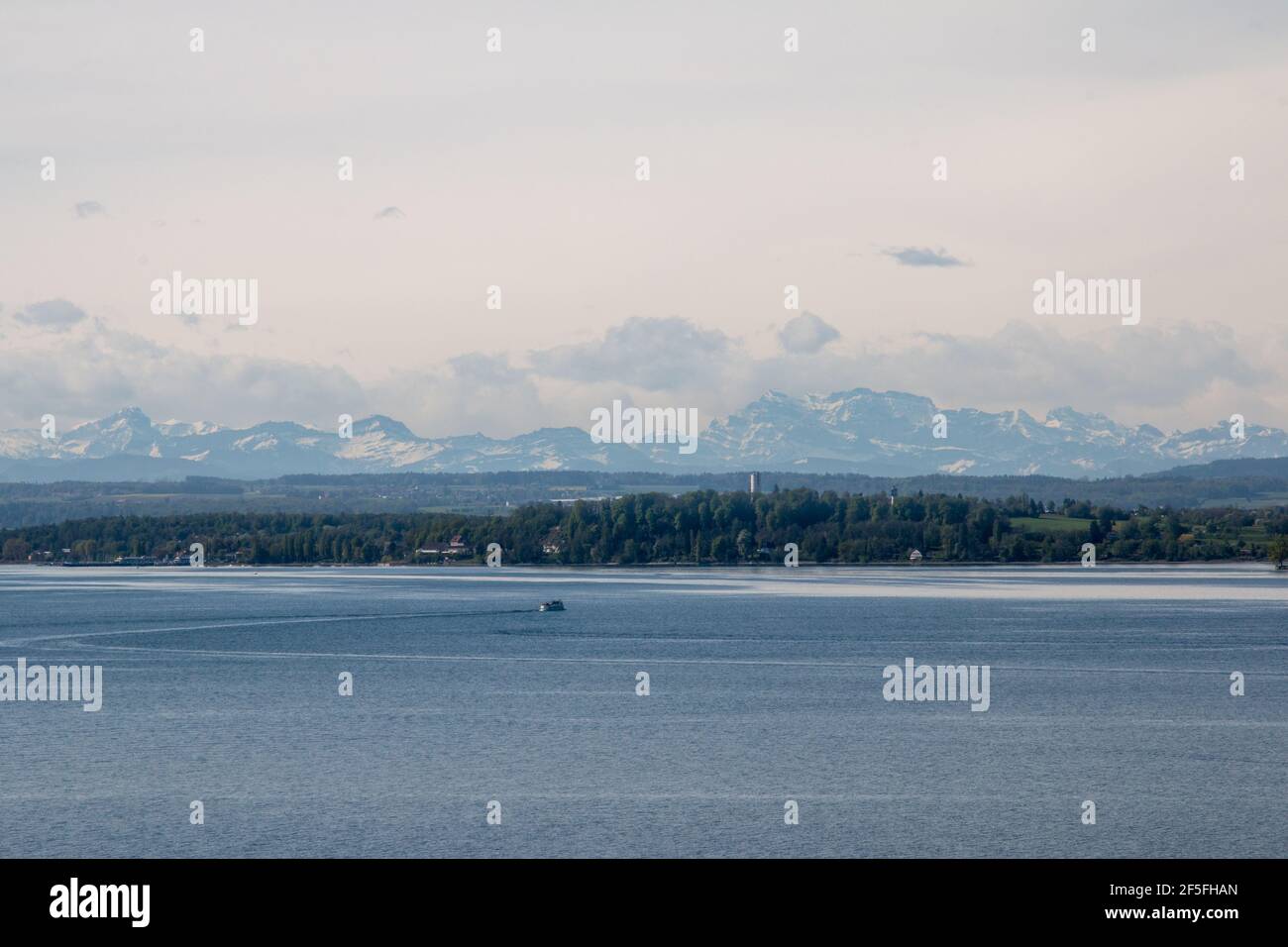 vista sul lago di costanza sulle alpi svizzere con isola e navi Foto Stock