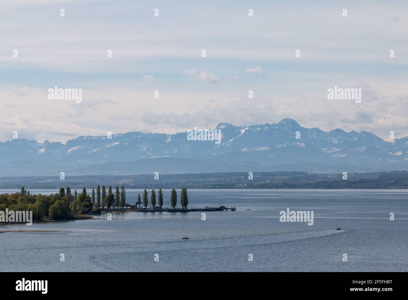 vista sul lago di costanza sulle alpi svizzere con isola e navi Foto Stock