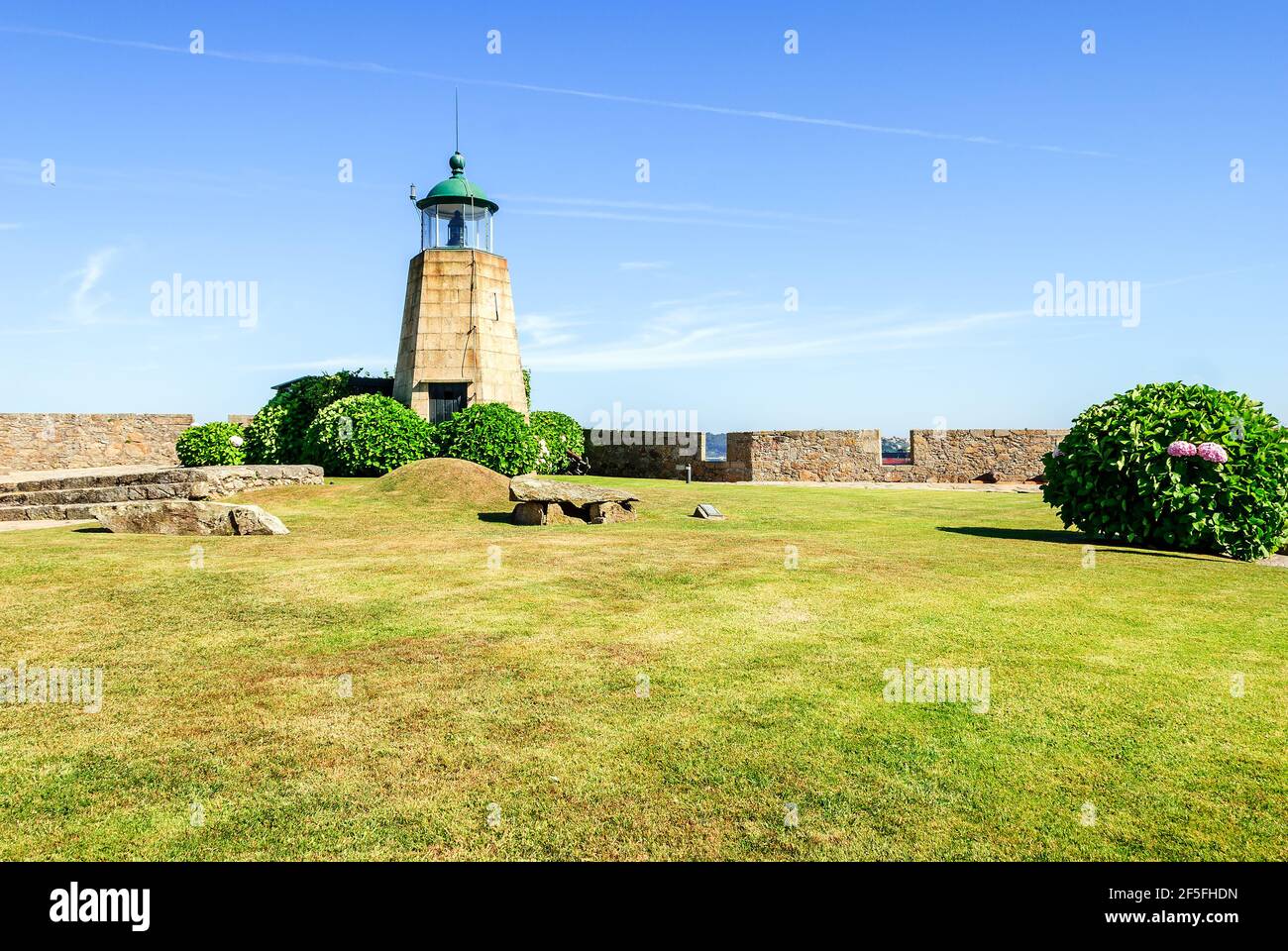 Castello di San Anton - fortezza costruita tra il 16 ° e il 17 ° secolo, in una piccola isola della baia di la Coruna, per difendere la città dagli attacchi provenienti dal mare. Durante l'assalto inglese di Francis Drake nel 1589, il castello servì effettivamente a difendere l'ingresso alla città. Oggi il castello è sede del museo archeologico e storico della Coruna, inaugurato nell'ottobre 1968. Foto Stock