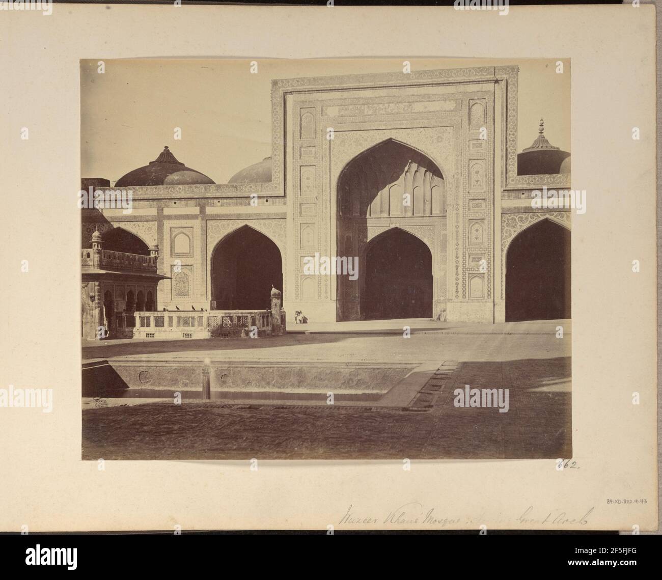 La Moschea di Wuzeer Khan mostra il Grande Arco. John Edward Saché (Prussia, 1824 - 1882) Foto Stock
