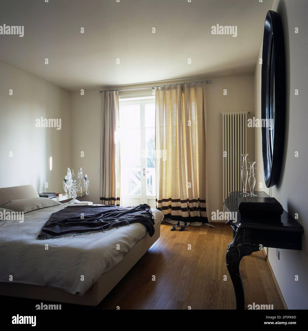 Elegante camera da letto in un appartamento in Italia Foto Stock