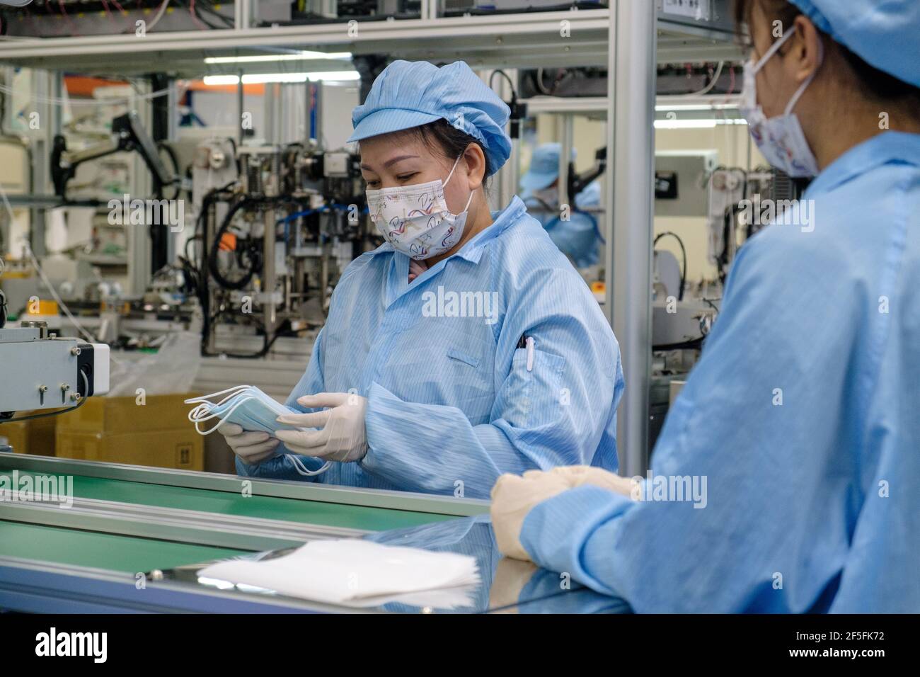 Taoyuan, Taiwan. 24 Marzo 2021. Una maschera di smistamento operaio nella fabbrica di maschere protettive della Easy Field Corporation (EFC) a Taoyuan. Credit: SOPA Images Limited/Alamy Live News Foto Stock