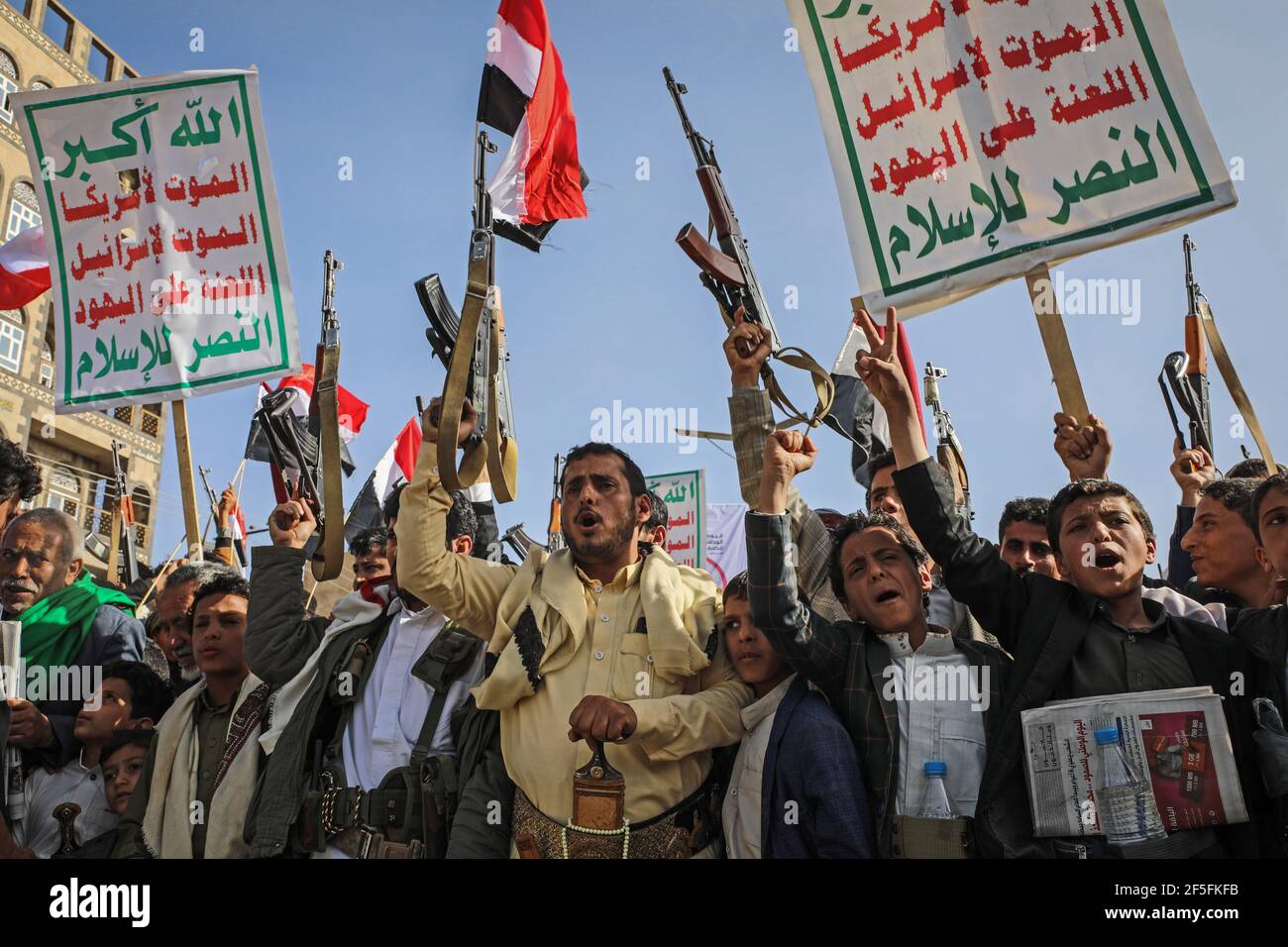 Sanaa, Yemen. 26 Marzo 2021. I sostenitori di Houthi detengono armi durante un rally che segna il sesto anniversario del lancio dell'intervento militare della coalizione a guida Saudita nel paese. Credit: Hani al-ANSI/dpa/Alamy Live News Foto Stock