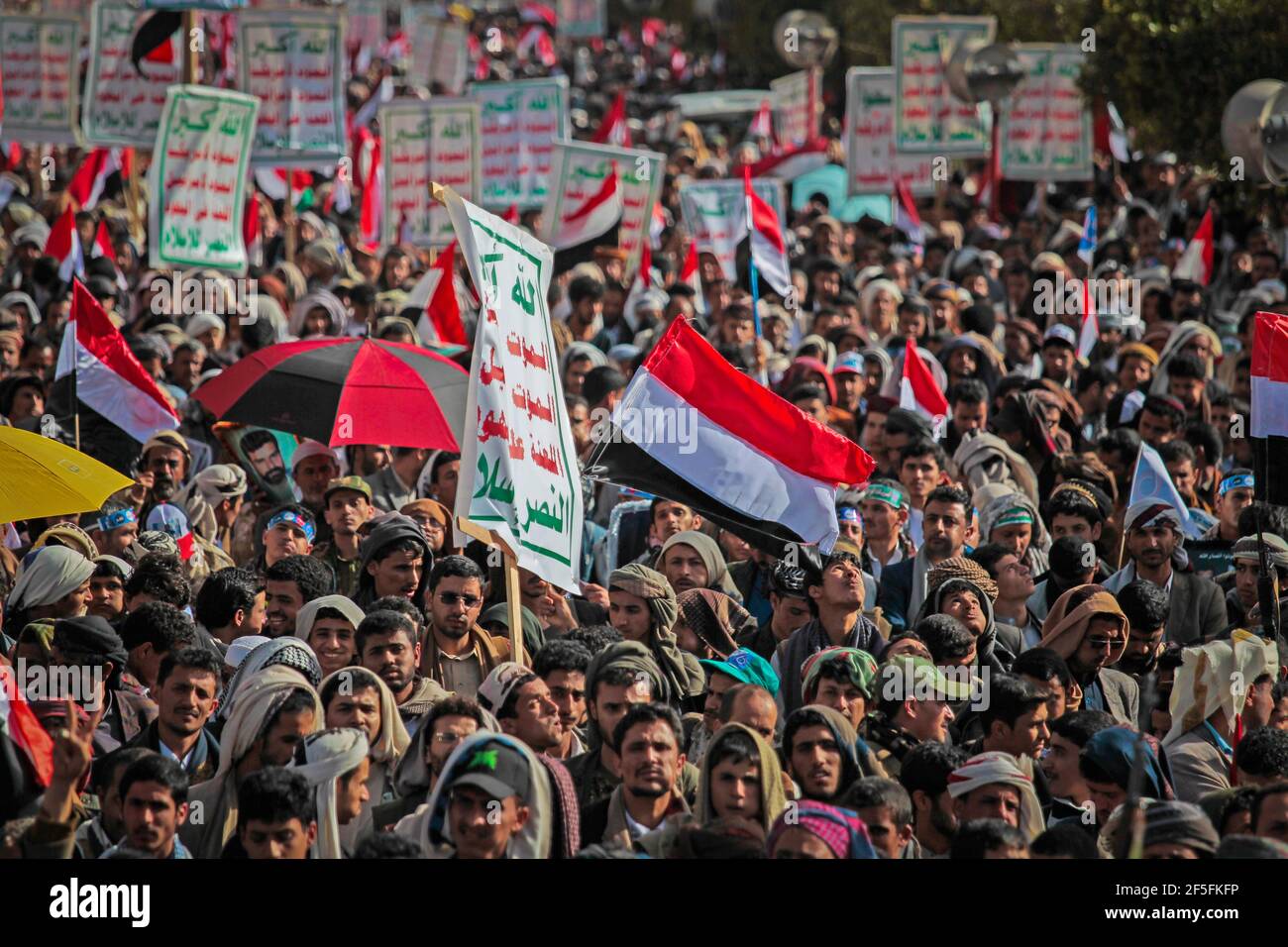 Sanaa, Yemen. 26 Marzo 2021. I sostenitori di Houthi detengono bandiere e bandiere durante un raduno che segna il sesto anniversario del lancio dell'intervento militare della coalizione a guida Saudita nel paese. Credit: Hani al-ANSI/dpa/Alamy Live News Foto Stock