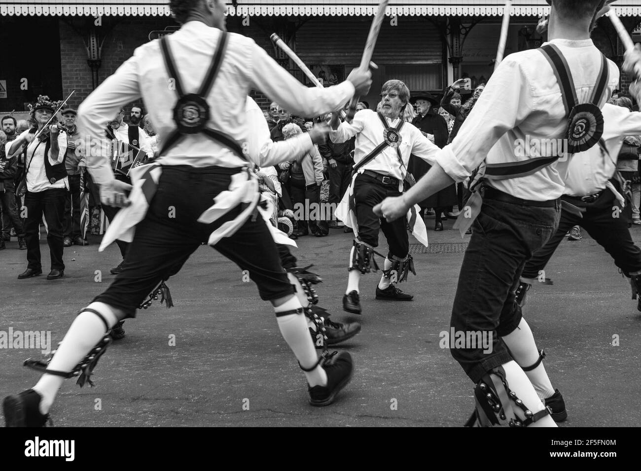 I ballerini Morris della zona locale si esibiscono presso ‘DAnnual 'balling in the Old' di Harveys Brewery Yard, Lewes, Regno Unito. Foto Stock