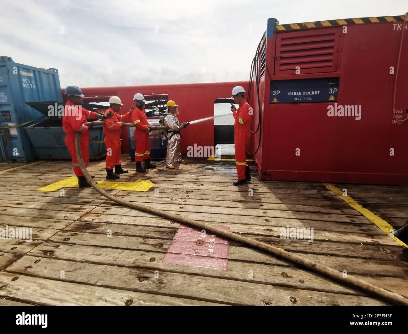 la gente di mare ha effettuato un'esercitazione antincendio mensile sul ponte, per rinfrescare la formazione e testare tutte le pompe antincendio di emergenza e le manichette antincendio Foto Stock