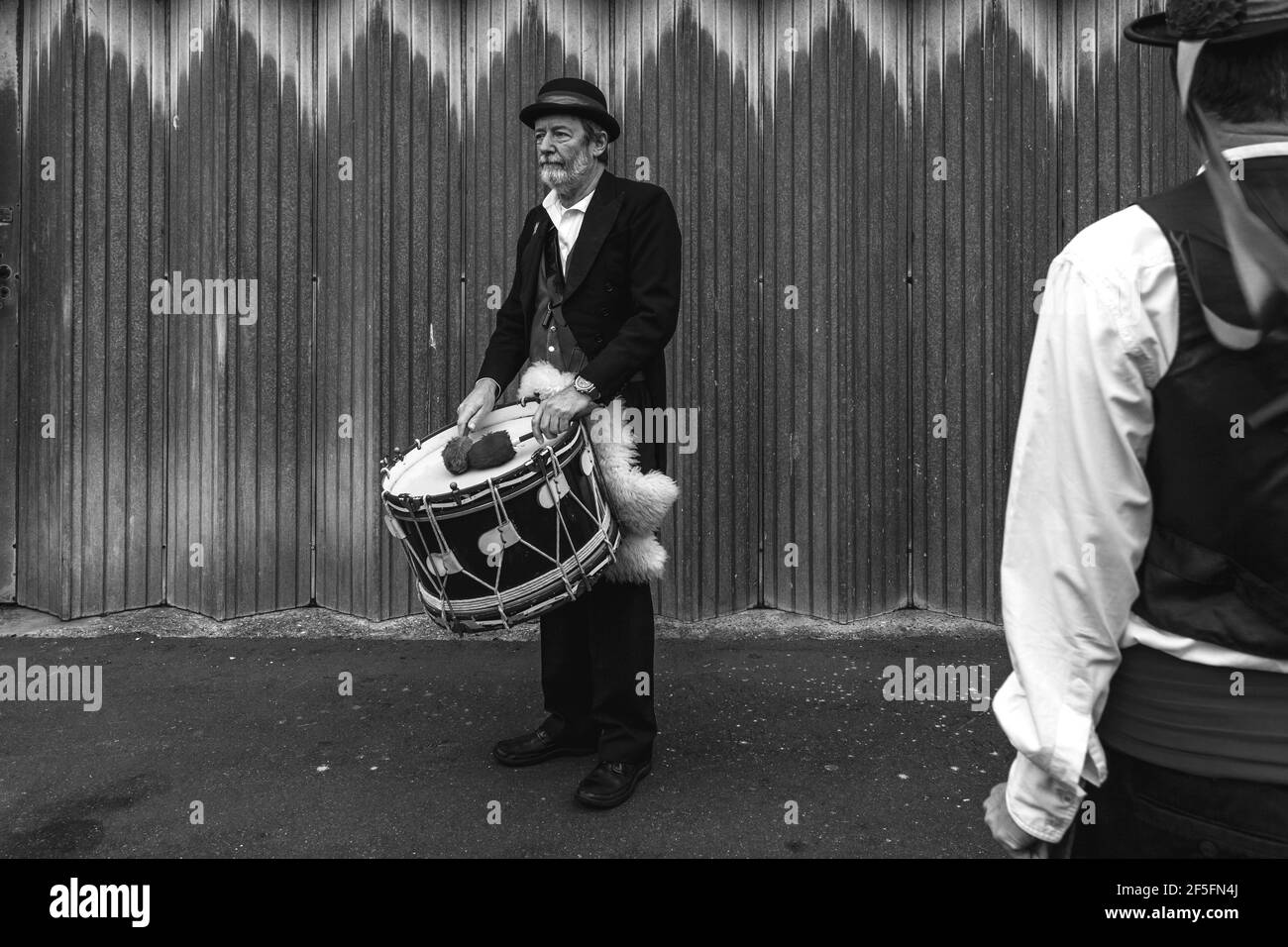 I ballerini di Morris si preparano a esibirsi al ‘Drancing in the Old’ di Harveys Brewery Yard per celebrare il ritorno della ‘ale invernale', Lewes, Regno Unito. Foto Stock