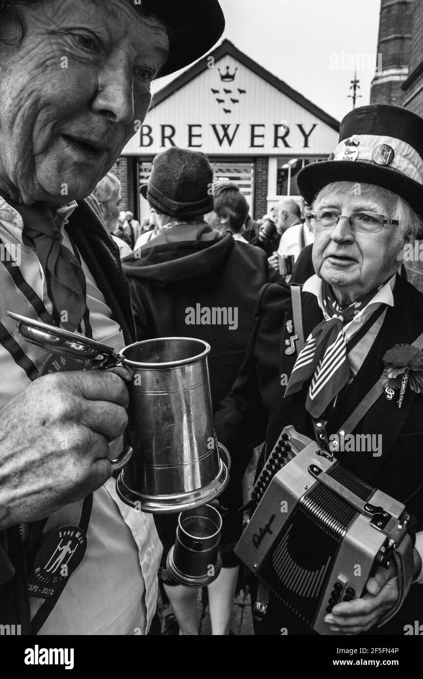 Ballerini Morris al ‘DAnnual ‘rancing in the Old’ di Harveys Brewery Yard, che celebra il ritorno del Winter Weler’ Old Ale, Lewes, Regno Unito. Foto Stock