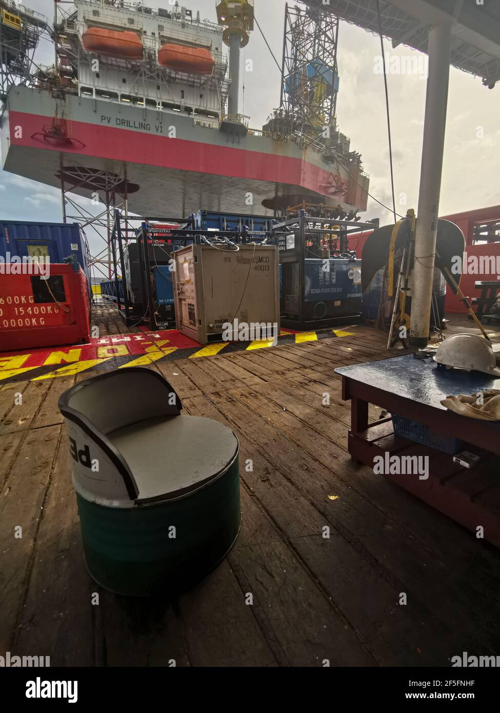 la nave di rifornimento offshore si avvicina lentamente alla macchina petrolifera durante la zona di 500 metri alla macchina petrolifera per la fornitura di carichi Foto Stock