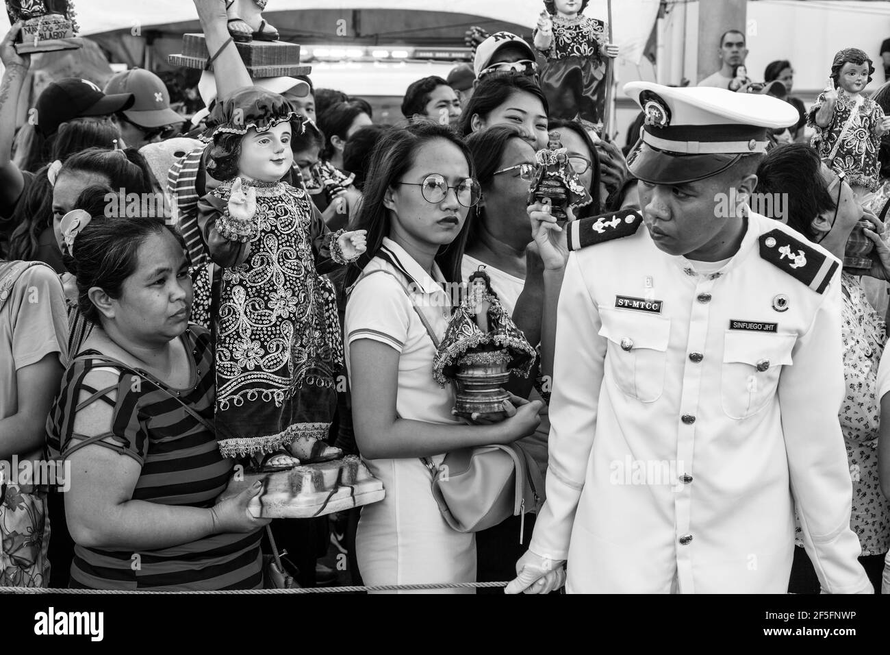 La gente locale aspetta con le statue di Santo Nino la Replica Santo Nino De Cebu per arrivare in mare, Dinagyang Festival, Iloilo, Filippine. Foto Stock