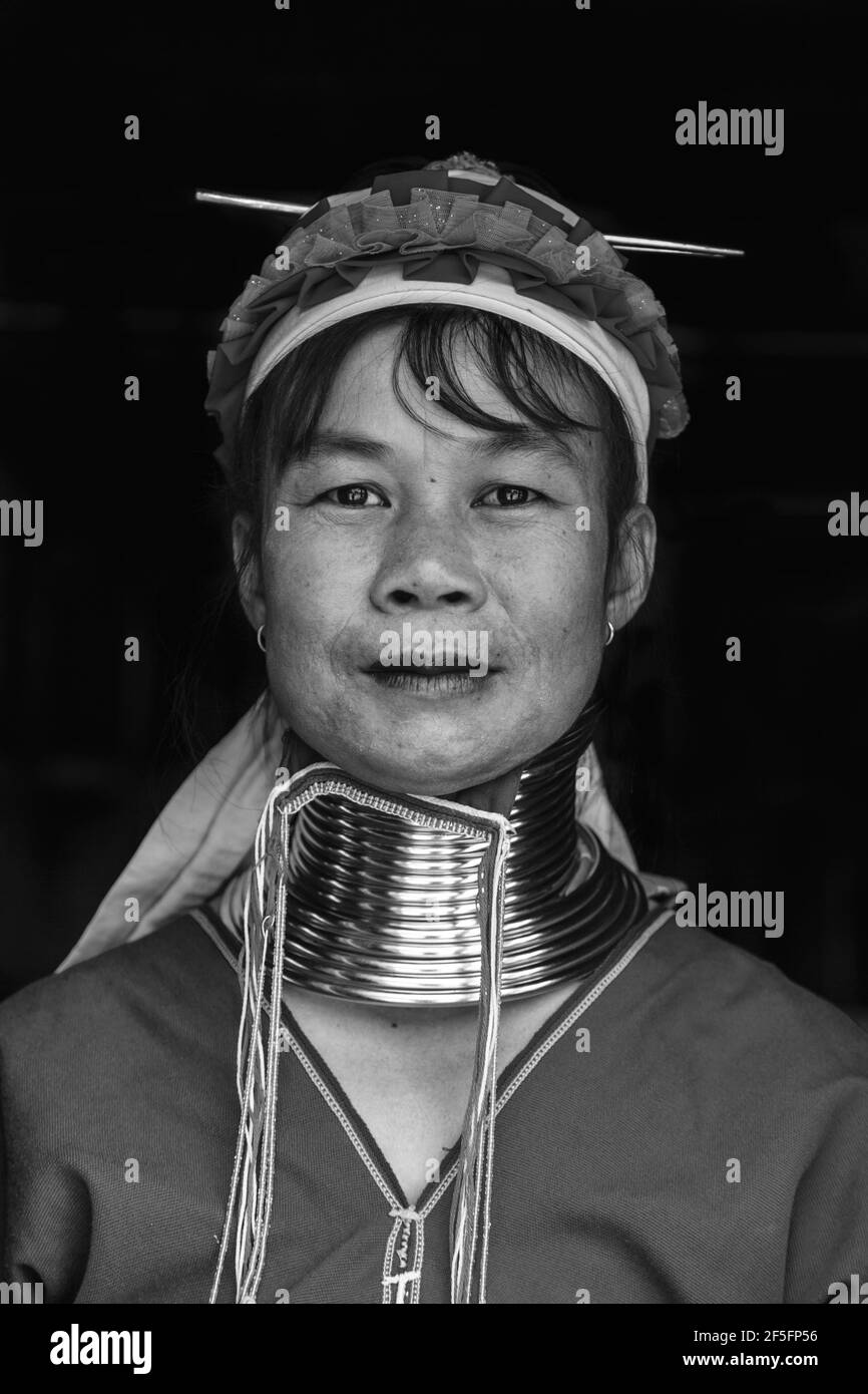 Un ritratto di una donna dalla Kayan (lungo collo) Gruppo etnico, Lago Inle, Stato Shan, Myanmar. Foto Stock