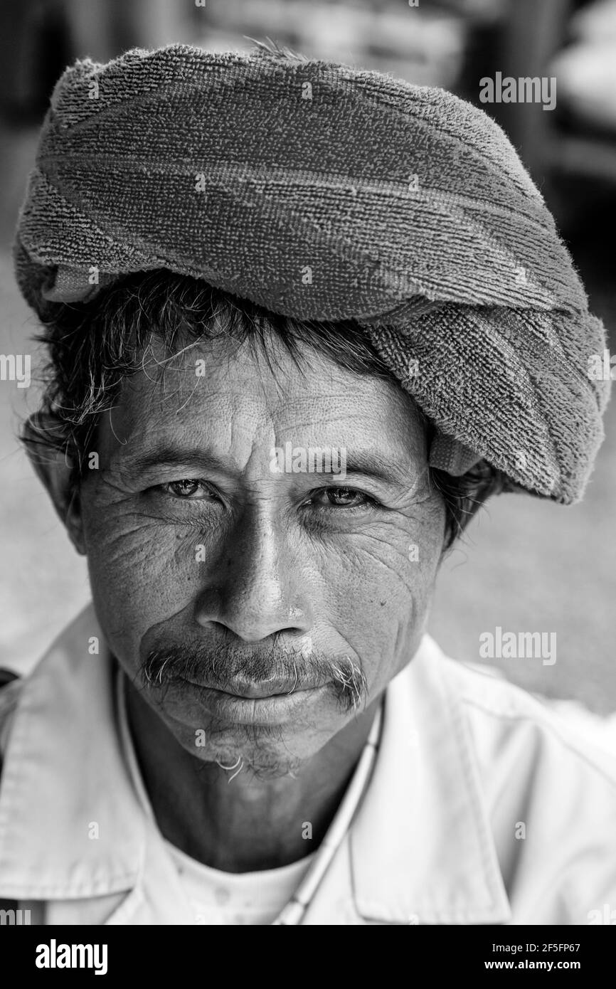 Un ritratto di un uomo dalla pa'o minoranza etnica, Nyaung Shwe, Stato Shan, Myanmar Foto Stock