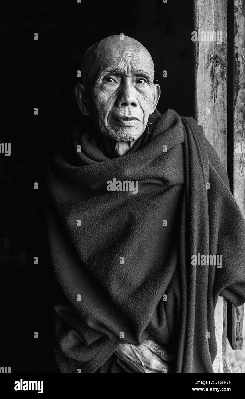 Un ritratto di un monaco buddista a Ywa Thit Monastero, Nyaung Shwe, Stato Shan, Myanmar. Foto Stock