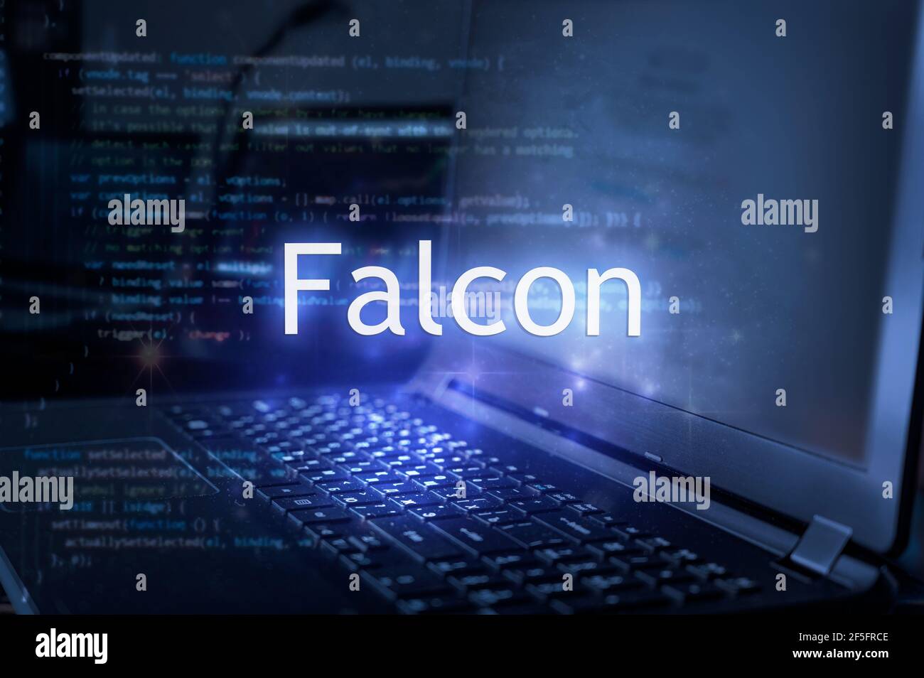 Iscrizione Falcon sullo sfondo del codice del computer e del computer portatile. Linguaggio di programmazione, apprendimento programmazione, corso di computer. Tecnologie moderne. Foto Stock