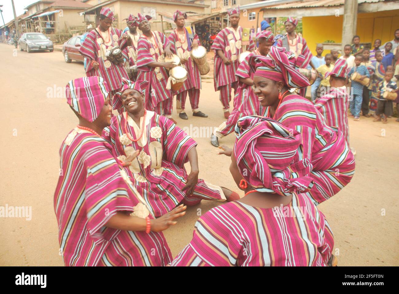 Gruppo culturale Yoruba che si esibisce al Festival di Isiro, Oke-Ila Orangun, Osun state, Nigeria. Foto Stock