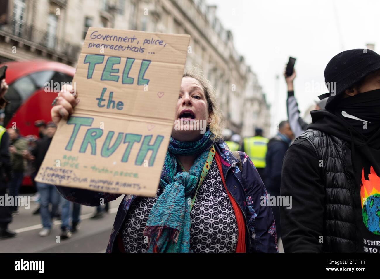 Anti-lockdown e anti Covid-19 vaccinazione protesta, Londra, 20 marzo 2021. Un protestere con un cartello. Foto Stock