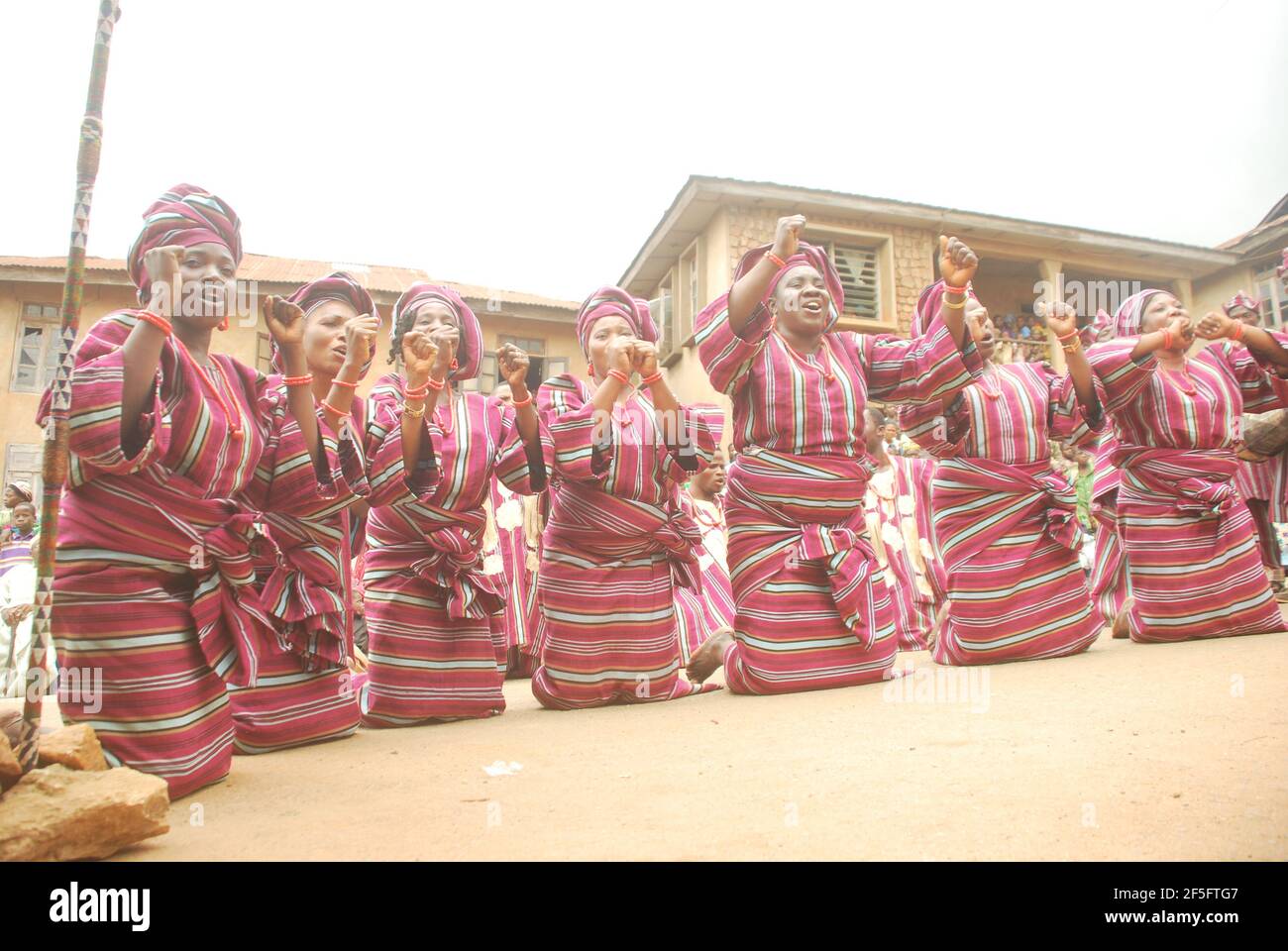 Gruppo culturale Yoruba che rende omaggio al re durante il festival di Isiro, Oke-Ila Orangun, Osun state, Nigeria. Foto Stock