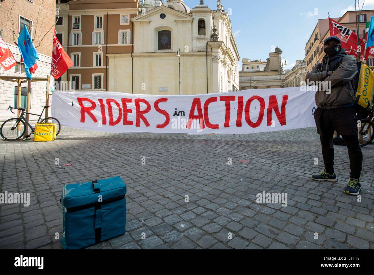 Roma, Italia. 26 Marzo 2021. Sciopero tenuto a Roma da piloti che chiamano le piattaforme di consegna di alimenti via Internet per fornire contratti, migliori condizioni di lavoro e pagamenti migliori. Lo sciopero si è svolto in circa 30 città in tutta Italia. Credit: LSF Photo/Alamy Live News Foto Stock