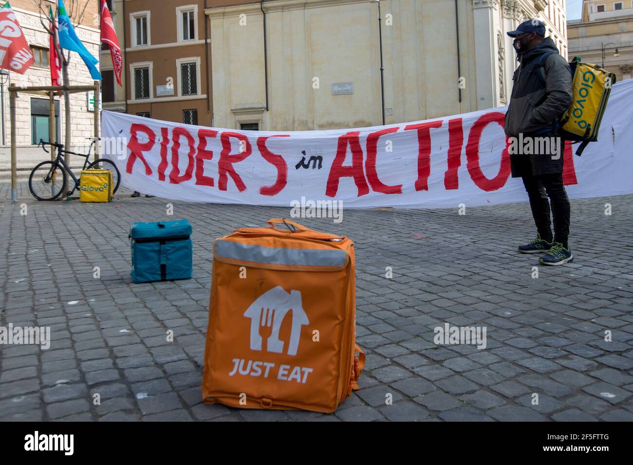 Roma, Italia. 26 Marzo 2021. Sciopero tenuto a Roma da piloti che chiamano le piattaforme di consegna di alimenti via Internet per fornire contratti, migliori condizioni di lavoro e pagamenti migliori. Lo sciopero si è svolto in circa 30 città in tutta Italia. Credit: LSF Photo/Alamy Live News Foto Stock