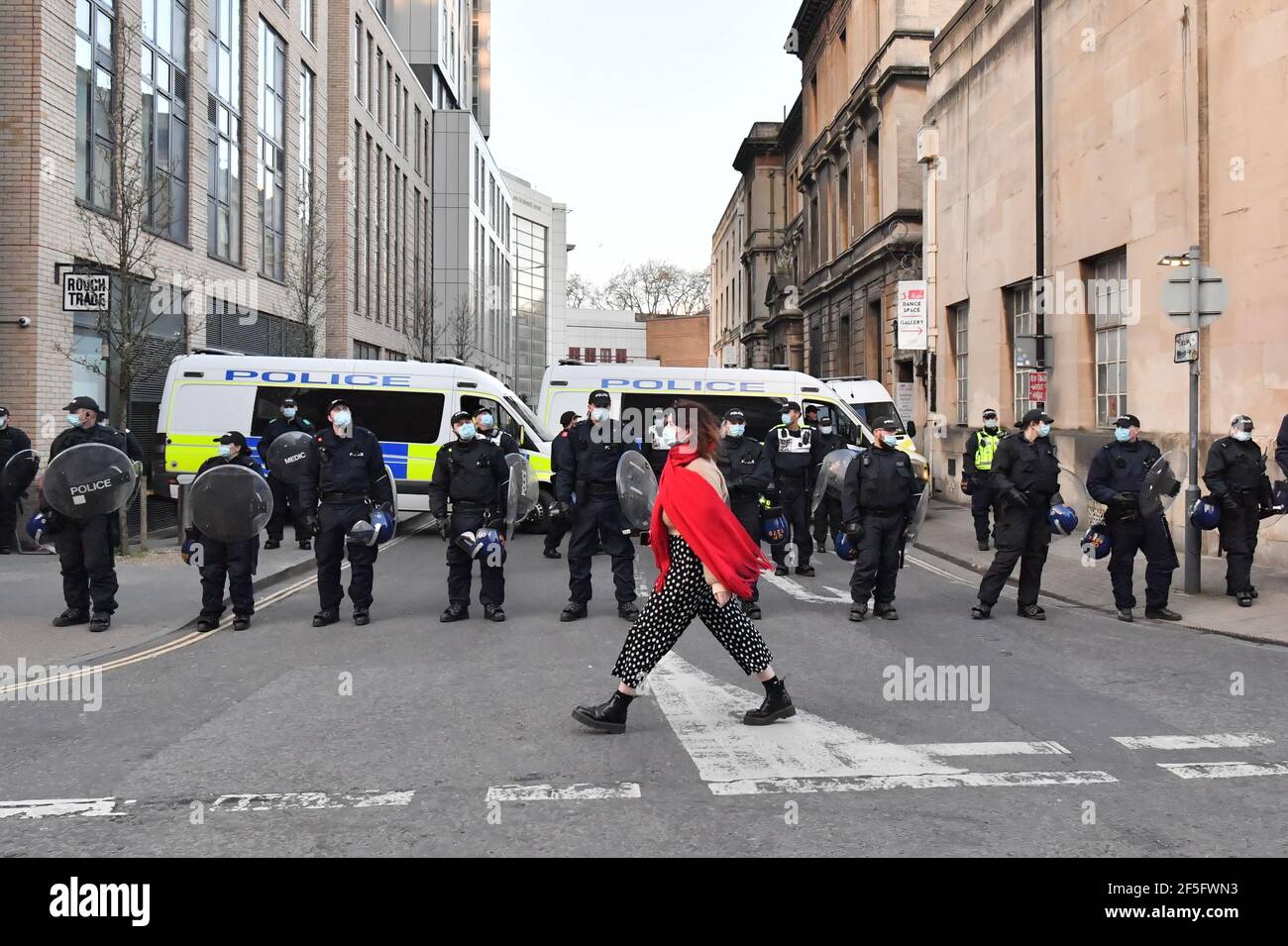 La polizia ha fatto la strada vicino alla stazione di polizia di Bridewell durante la protesta 'Kill the Bill' contro la polizia, il crimine, le sentenze e i tribunali Bill a Bristol. Data immagine: Venerdì 26 marzo 2021. Foto Stock