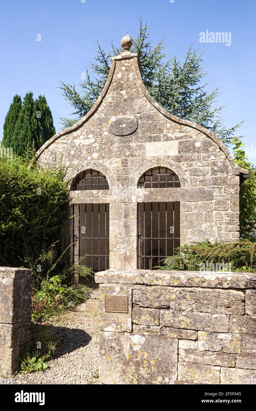 Il vecchio blocco in pietra risalente al 1824 nel villaggio di Bisley, nel Gloucestershire UK Foto Stock