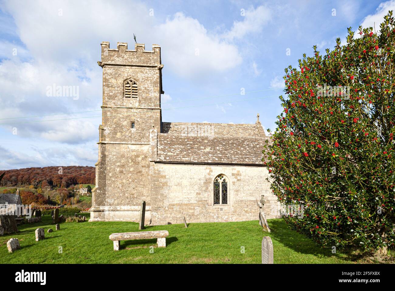 Autunno nel Cotswolds - la chiesa 15 ° secolo di San Giacomo il Grande nel villaggio Cotswold di Cranham, Gloucestershire Regno Unito Foto Stock