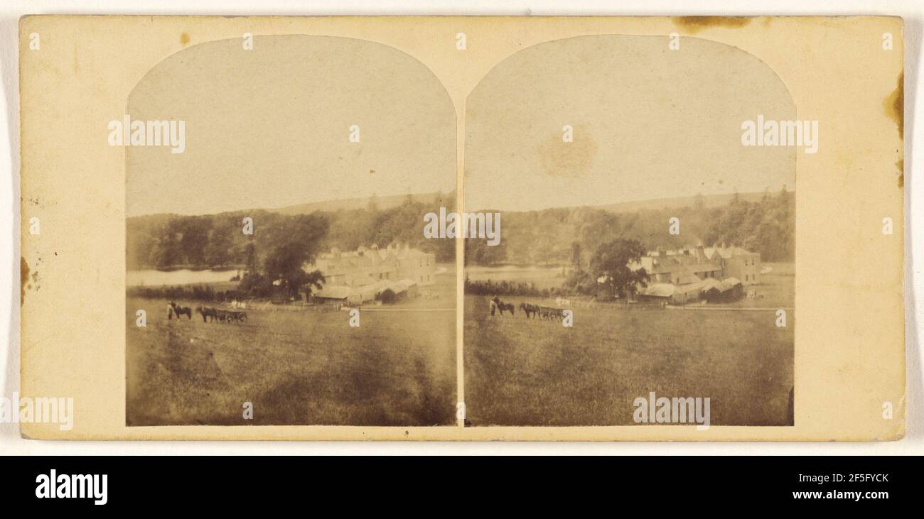 Scena pastorale: Grande casa sullo sfondo, carro trainato da cavalli in primo piano. Sconosciuto Foto Stock