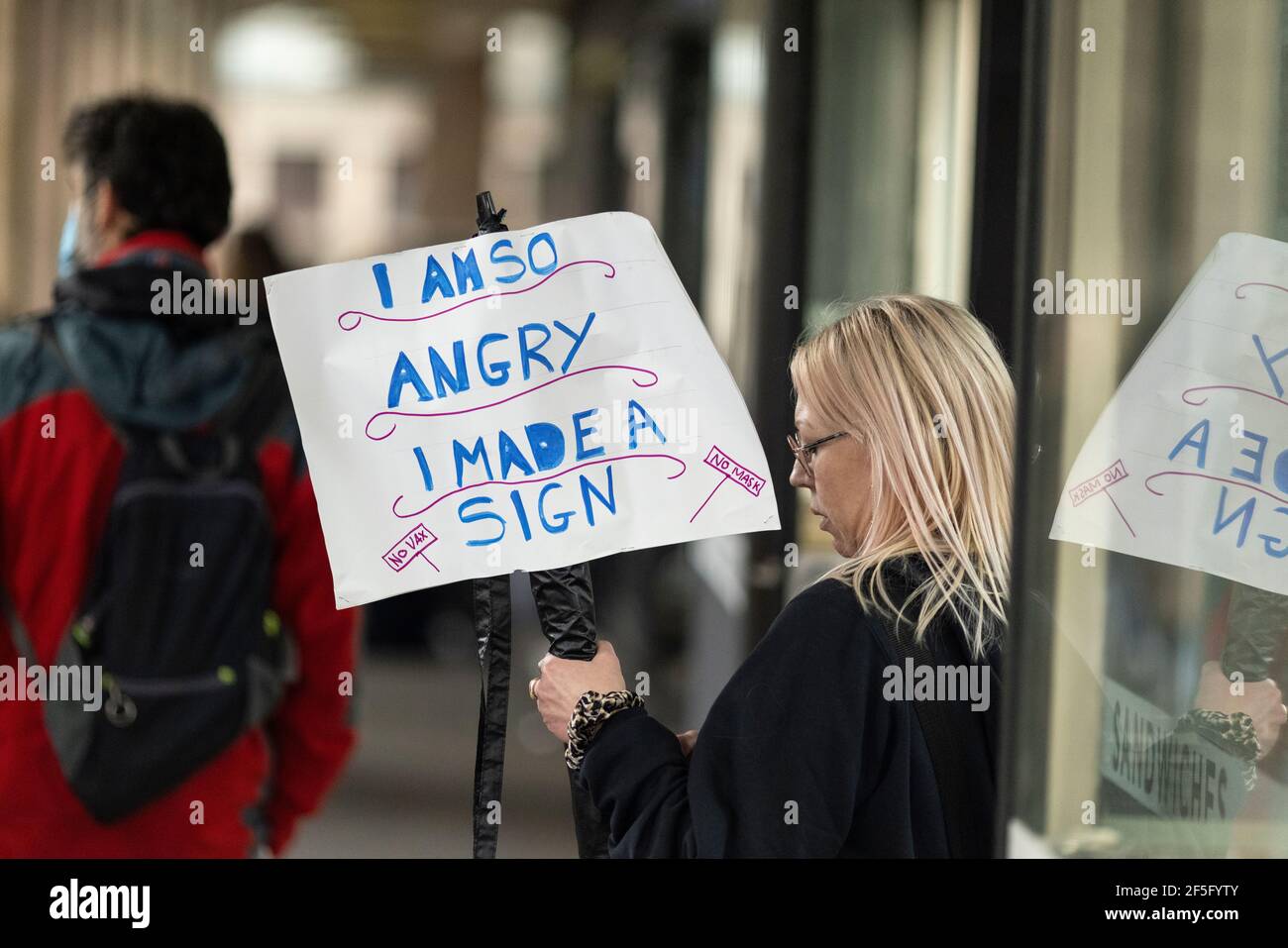 Anti-lockdown e anti Covid-19 vaccinazione protesta, Londra, 20 marzo 2021. Ritratto candido di donna con cartello. Foto Stock