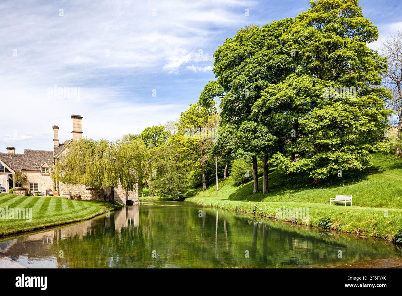 Fattoria Hilcot inferiore accanto al Hilcot Brook, un flusso di Cotswold chiaro a Hilcot vicino a Withington, Gloucestershire UK Foto Stock